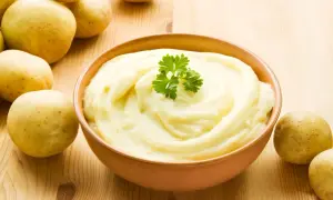 Pyszne, kremowe puree ziemniaczane, idealne do obiadu. Dowiedz się, jak zrobić puree krok po kroku.