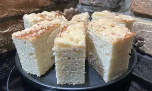 Puszyste ciasto drożdżowe z kruszonką, idealne na dużą blachę. Prosty przepis na domowe wypieki.