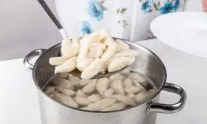 Gotowane kopytka, jak u babci. Ten przepis na ciasto na kopytka jest prosty i pyszny.
