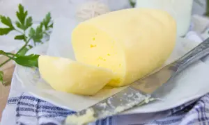 Domowe masło, idealne do smarowania. Dowiedz się, jak zrobić masło i ciesz się jego świeżym smakiem.