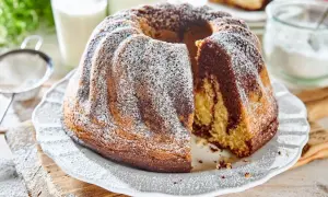 Wilgotna babka marmurkowa na oleju, oprószona cukrem pudrem, kusi apetycznym wyglądem. Idealna na deser.