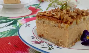 Szybkie ciasto z masą krówkową, posypane słonecznikiem i ozdobione kwiatami. Idealne na letnie popołudnie.