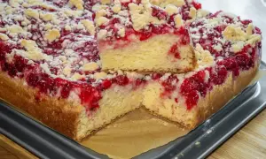 Pyszne, niespotykane ciasta z malinami i kruszonką. Kawałek ciasta z malinami i kruszonką, który kusi swoim wyglądem.