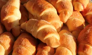 Mięciutkie rogaliki drożdżowe, posypane cukrem, kuszą swoim wyglądem. Idealne na śniadanie lub deser. Przepis na nie jest prosty!