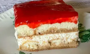 Pyszne, mega szybkie ciasto bez pieczenia z warstwami biszkoptu, kremu i truskawkową galaretką. Idealne na deser!