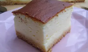 Puszysty sernik z wiaderka na kruchym spodzie, idealny na deser.