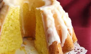 Babka cytrynowa bardzo wilgotna mniam, z lukrem spływającym po żłobieniach. Idealna na deser.