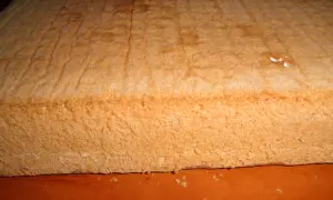 Puszysty biszkopt na dużą blachę, idealny do tortów. Przepis na puszysty biszkopt na dużą blachę.
