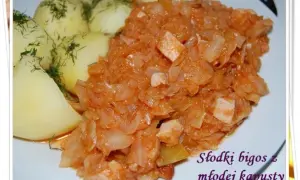 Słodki bigos z młodej kapusty, duszony z mięsem, podany z ziemniakami i koperkiem. Idealny przepis na letni obiad.