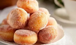 Stosik pysznych, okrągłych pączków, oprószonych cukrem pudrem. Idealne na tłusty czwartek, by poczuć się fit!