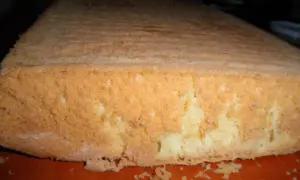 Puszysty biszkopt z 4 jaj na blachę, idealny do tortów. Ten przepis na biszkopt jest prosty i szybki.