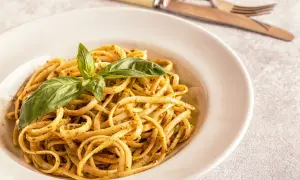 Pyszne linguini z pesto i świeżą bazylią, gotowe do podania.