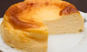 Puszysty sernik z lekko zarumienioną skórką, być może nawiązujący do najstarszego przepisu na sernik.
