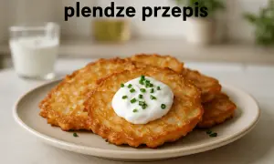 Złociste plendze z kwaśną śmietaną i szczypiorkiem na talerzu. Idealne na szybki obiad.