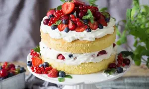 Bardzo łatwy tort z mascarpone, przełożony kremem i owocami leśnymi. Idealny na letnie popołudnie.