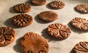 Szybkie i proste ciasteczka z wzorami na papierze do pieczenia.