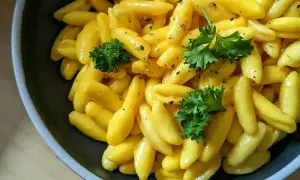 Żółte kluseczki gnocchi z natką pietruszki i przyprawami. Idealny lekki obiad.