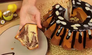 Babka marmurkowa przepis na szklanki. Pyszne ciasto z polewą czekoladową i migdałami.