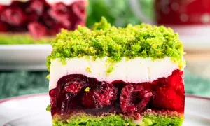 Ciasto leśny mech na dużą blachę z serkiem mascarpone, z warstwą galaretki z malinami i zielonym biszkoptem.
