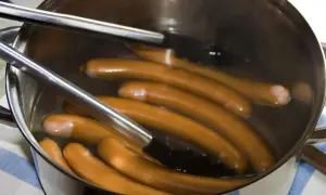 Parówki gotujące się w garnku z wodą, przygotowane do podania. Prosty sposób, jak ugotować parówki.
