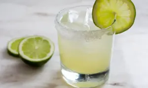 Orzeźwiająca margarita z solą na brzegu szklanki i plasterkami limonki. Idealny przepis na lato!