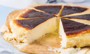 Sernik baskijski oryginalny przepis. Kremowy środek i przypieczona góra, pokrojony na 6 kawałków.
