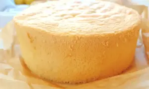 Puszysty biszkopt z 6 jaj z mąką ziemniaczaną, idealny do tortów.