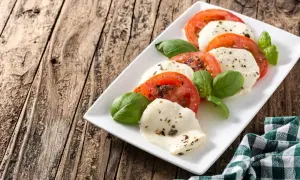 Co na obiad z mozzarelli? Szybkie przepisy na ciepło i zimno