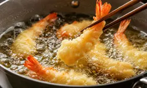 Krewetki w cieście smażą się na złoto w gorącym oleju. To właśnie tempura, pyszne danie, które warto znać!