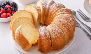 Pyszna babka piaskowa, idealna na deser. Przepis babci, który zawsze się udaje. Podana z owocami leśnymi i bitą śmietaną.