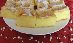 Mega szybkie ciasto na oleju z jabłkami, posypane cukrem pudrem. Idealne na deser, gdy masz mało czasu.