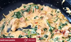 Kremowy makaron z kurczakiem, szpinakiem i suszonymi pomidorami w sosie na bazie mascarpone. Pyszne danie prosto z patelni.