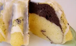 Pyszna babka gotowana z przepisu na ciasto marmurkowe, polana lukrem.