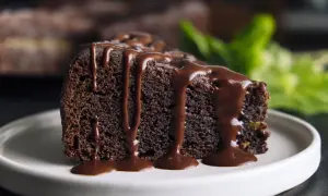 Wilgotne ciasto brownie z płynną czekoladą, polane obficie gorącym sosem czekoladowym. Idealne na deser.