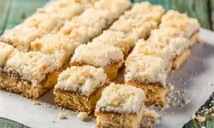 Szybkie ciasto na niedzielę do kawy, pokrojone w kostkę, z warstwą dżemu i kruszonką. Idealne na leniwe popołudnie.