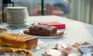 Szybkie łatwe ciasto z powidłami, czekoladowy bochenek pokrojony w plastry, obok babeczki i złocisty keks.