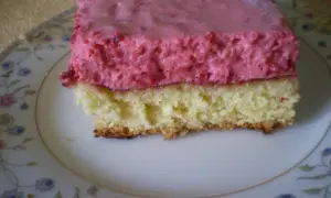 Puszysty biszkopt z warstwą kremu malinowego z mascarpone, idealny do tortu.