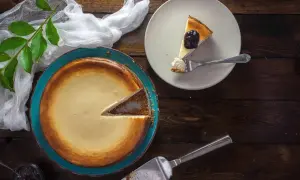 Idealny sernik piec z termoobiegiem, z porcją na talerzu i widelcem, gotowy do degustacji.