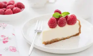 Pyszny sernik z malinami i miętą, idealny na deser. Zastanawiasz się nad sernik kcal? Ten wygląda kusząco!