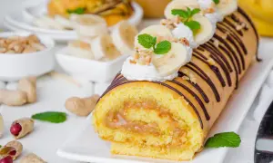 Rolada biszkoptowa z kremem orzechowym, bitą śmietaną i bananami. Idealny przepis na deser.