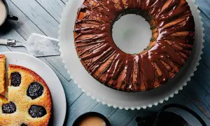 Dwa rodzaje ciast: babka z polewą czekoladową i ciasto z śliwkami, posypane cukrem pudrem. Idealne na deser.
