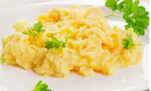 Puszysta jajecznica, idealna na śniadanie. Dowiedz się, jak zrobić jajecznicę krok po kroku.