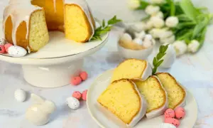 Puszyste ciasto z żółtek, udekorowane lukrem, z wielkanocnymi pisankami i zajączkiem.