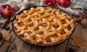 Ile kalorii ma szarlotka? Od 420 kcal! Jak ją odchudzić?