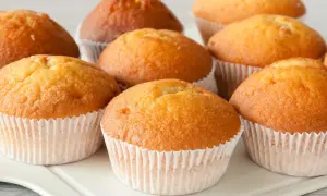 Złociste muffinki, idealne na szybki przepis. Puszyste i pachnące, aż chce się je piec!