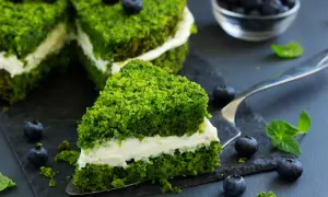 Zielony tort z kremem i borówkami, idealny sprawdzony przepis na leśny mech.