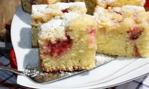 Błyskawiczne i super łatwe ciasto z owocami, posypane cukrem pudrem. Pyszne, domowe i zawsze udane!