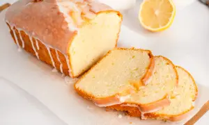 Pyszna babka jogurtowa z lukrem, idealna na szklanki. Cytrynowa nuta i puszyste ciasto.