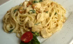 Spaghetti z kurczakiem: Jak zrobić soczyste? Przepis + triki