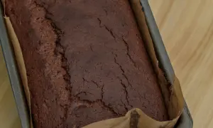 Pyszne, ciemne ciasto cynamonowe w keksówce, pachnące przyprawami. Idealne na jesienne popołudnie.